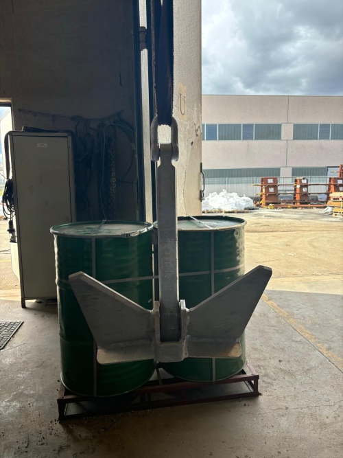 Comparison of balanced and unbalanced anchors showing fluke and shank alignment differences for yachts and ships.
